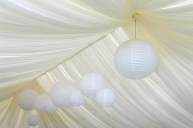 Lüks, zarif düğün resepsiyon masası düzenlemesi, çiçek süsü.