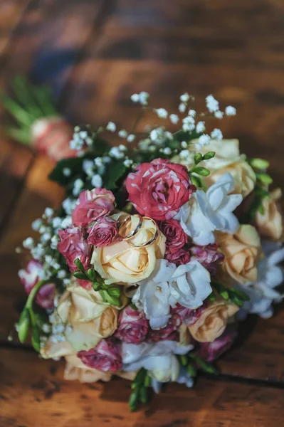 Hermoso Ramo Flores Fondo Mesa Madera —  Fotos de Stock