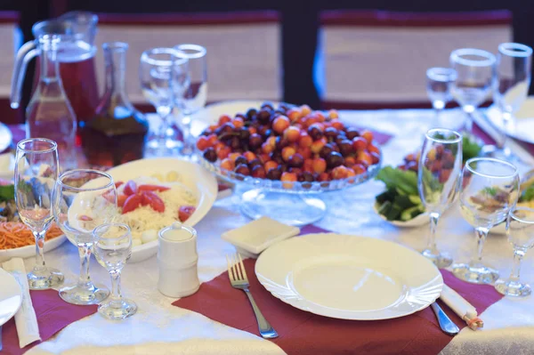 Ikram Servisi Gıda Restoran Tablo Masanın Üzerinde Büyük Miktar Yiyecek — Stok fotoğraf