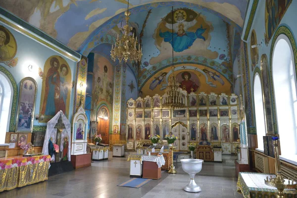 基督教会内部洗礼 教堂里有蜡烛的祭坛 耶稣基督的十字架和圣经 — 图库照片