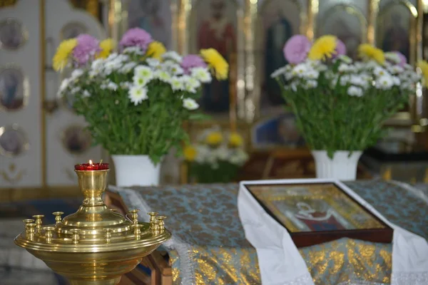 Christian Church iç vaftiz. Mumlar, İsa'nın çarmıha germe ve İncil olan kilisenin sunak.