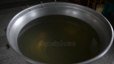 Çocukların vaftiz için kutsal su yazı tipi. Hıristiyan tapınağında inanç içine inisiyasyon ayini. Kilise hizmetleri. Çocukların vaftiz ayini. Hıristiyan dini töreni 