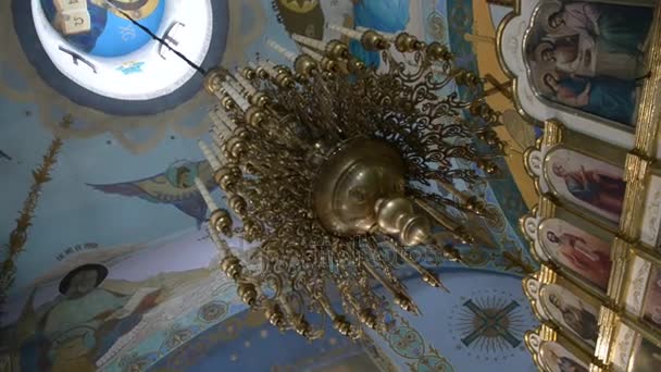 基督教会内部 美丽的彩绘天花板和青铜古董吊灯 — 图库视频影像