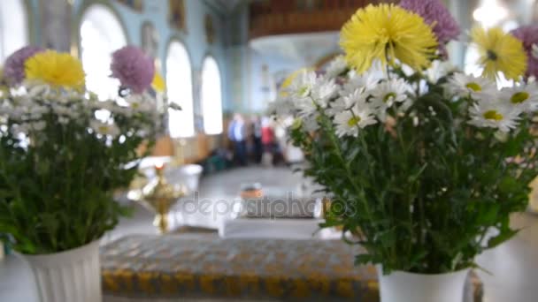 Iglesia Cristiana Interior Bautismo Decoraciones Florales — Vídeo de stock