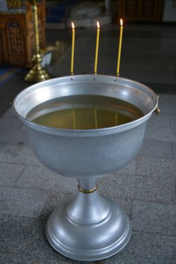 Kutsal su vaftiz çocukların için yazı tipi. İnanç Hıristiyan tapınağın içine başlatma ayini. Kilise Hizmetleri - çocuk vaftiz ayini. Hıristiyan dini tören.