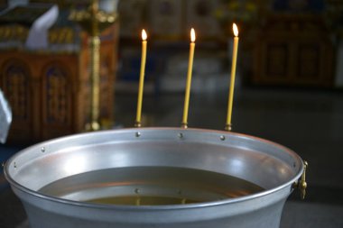 Kutsal su vaftiz çocukların için yazı tipi. İnanç Hıristiyan tapınağın içine başlatma ayini. Kilise Hizmetleri - çocuk vaftiz ayini. Hıristiyan dini tören.