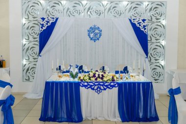 Gelin ve damat için mavi ve beyaz dekore düğün Restoran 