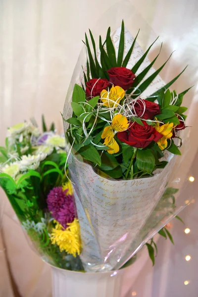 Farverig Buket Friske Blomster Vase - Stock-foto