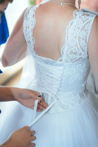 Mãos Mulher Delicada Atam Espartilho Belo Vestido Casamento — Fotografia de Stock