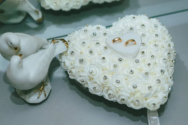 白の指輪ハート枕 テーブルの上の鳩置物 — ストック写真