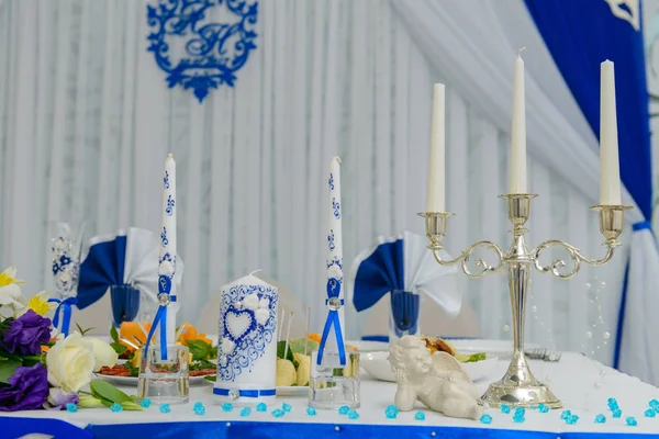 新郎新婦結婚式レストランのインテリアのテーブルのための青と白の装飾 — ストック写真