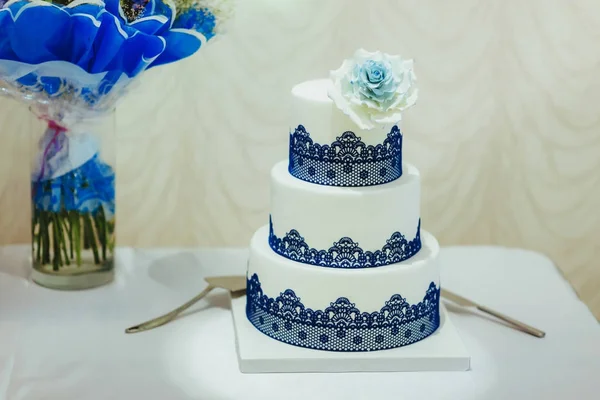 Синій Весільний Торт Прикрашений Білою Квіткою — стокове фото