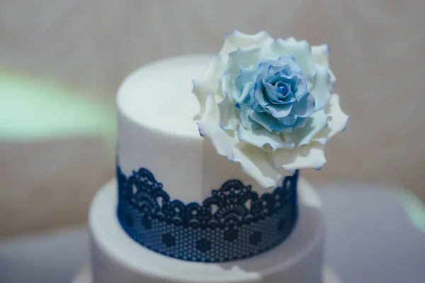 Bolo Casamento Azul Decorado Com Flor Branca — Fotografia de Stock