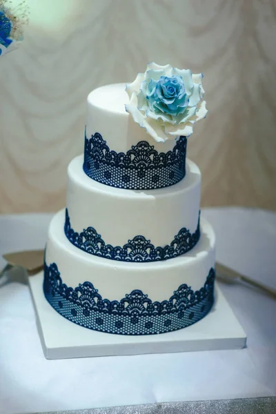 Синий Свадебный Торт Украшен Белым Цветом — стоковое фото