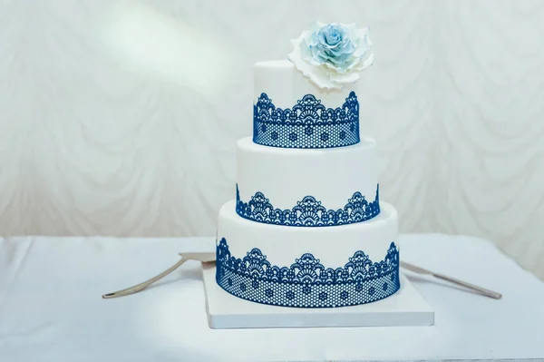 Синій Весільний Торт Прикрашений Білою Квіткою — стокове фото