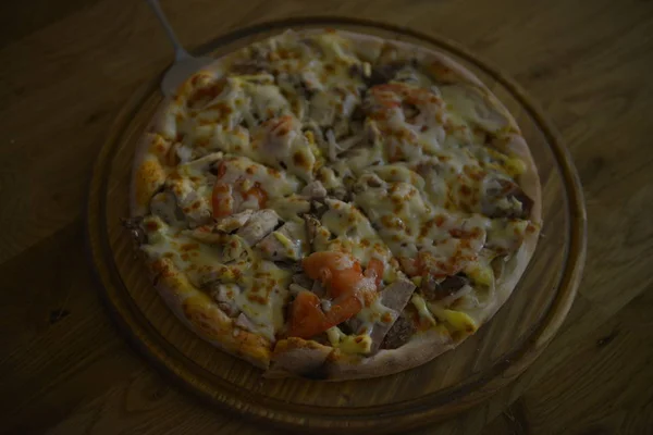 Heiße Hausgemachte Pizza Auf Holzteller — Stockfoto