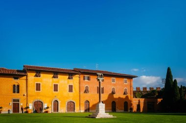 Pisa, Arno nehri, Lungarno manzarası. Uzun pozlama. Toskana, İtalya, Avrupa.