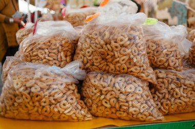 Plastik torbalarda simit. Ekmek paketleri, pazar, İtalya