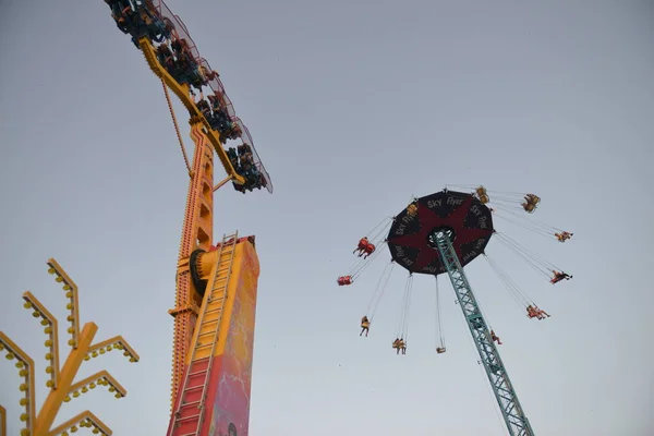 Gyermek Körhinta Egy Vidámparkban Este Este Megvilágítva Vidámpark Éjszaka Vidámpark — Stock Fotó