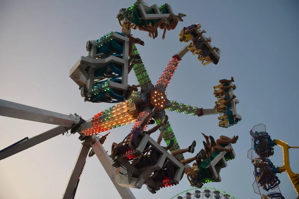 Kindercarrousel Een Pretpark Avond Nachtverlichting Pretpark Nachts Pretpark Foto Voor — Stockfoto