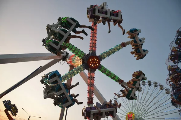 Kindercarrousel Een Pretpark Avond Nachtverlichting Pretpark Nachts Pretpark Foto Voor — Stockfoto