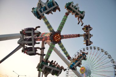 Akşamları ve akşamları lunaparktaki çocuk atlıkarıncasında. Geceleyin eğlence parkı. Lunapark, arka plan için resim.