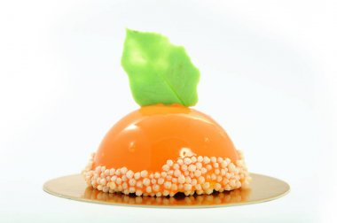 Beyaz arka plan üzerinde izole tatlı kek. Restoran Menü için lüks tatlılar.