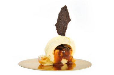 Beyaz arka plan üzerinde izole tatlı kek. Restoran Menü için lüks tatlılar.