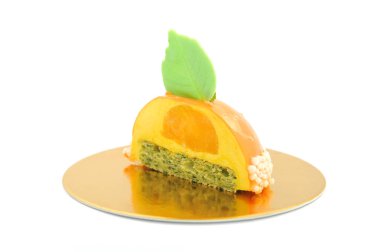 Beyaz arka plan üzerinde izole tatlı kek. Restoran Menü için lüks tatlılar.