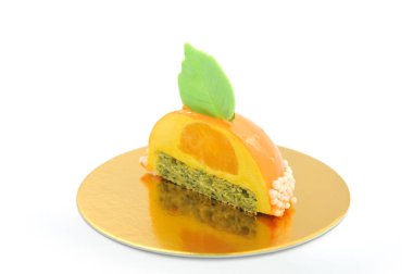 Beyaz arka plan üzerinde izole tatlı kek. Restoran Menü için lüks tatlılar.