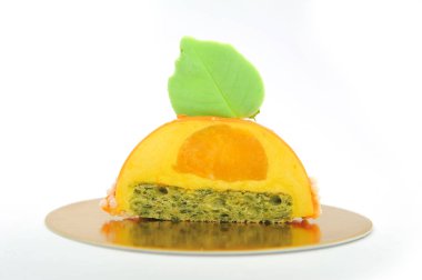 Beyaz arka plan üzerinde izole tatlı kek. Restoran Menü için lüks tatlılar.