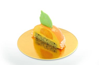 Beyaz arka plan üzerinde izole tatlı kek. Restoran Menü için lüks tatlılar.