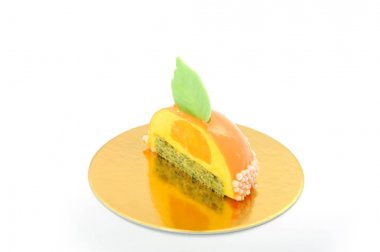 Beyaz arka plan üzerinde izole tatlı kek. Restoran Menü için lüks tatlılar.