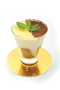 Beyaz arka plan üzerinde izole tatlı kek. Restoran Menü için lüks tatlılar.