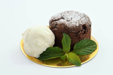 Beyaz arka plan üzerinde izole tatlı kek. Restoran Menü için lüks tatlılar.