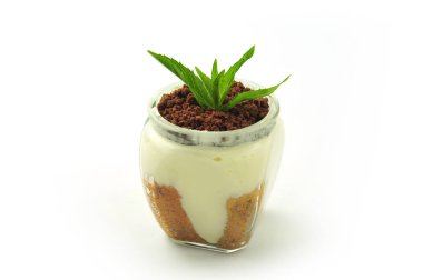 cheesecake bitki tencerede şeklinde top cam ile nane yaprakları 