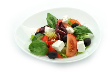 Beyaz plaka üzerinde taze sebze salata 