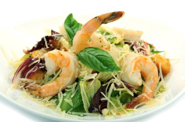 Sağlıklı salata karides ile karışık yeşillik beyaz tabakta, diyet kavramı ile