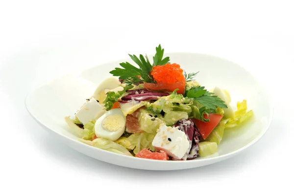 Frischer Salat Mit Kaviar Und Lachs Auf Weißer Schüssel — Stockfoto