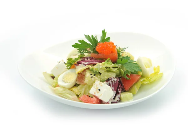 Frischer Salat Mit Kaviar Und Lachs Auf Weißer Schüssel — Stockfoto