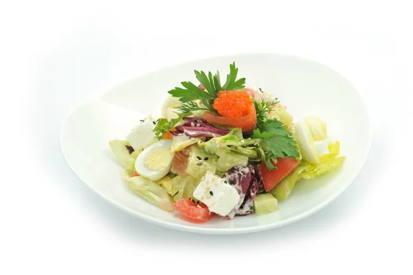 Frischer Salat Mit Kaviar Und Lachs Auf Weißer Schüssel — Stockfoto