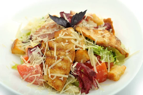 Frischer Kaisersalat Mit Kirschtomaten Und Croutons Weißer Schüssel — Stockfoto