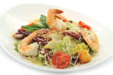 Sağlıklı salata karides ile karışık yeşillik beyaz tabakta, diyet kavramı ile