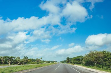 yol geçiş orman ve tepeler ile bulutlu gökyüzü arka plan üzerinde  