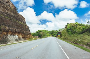 yol geçiş orman ve tepeler ile bulutlu gökyüzü arka plan üzerinde  