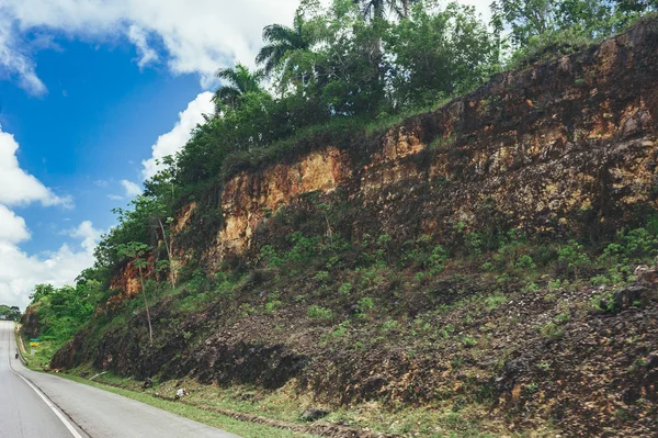 Weg Overstekende Bos Heuvels Met Bewolkte Hemel Achtergrond — Stockfoto