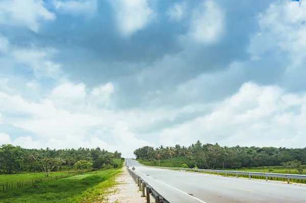 Road Crossing Forest Hills Cloudy Sky Background — Stock Photo, Image