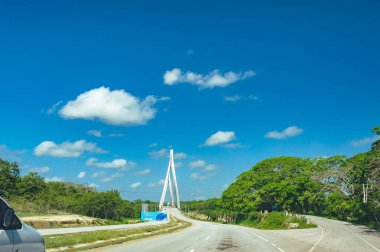 yol geçiş orman ve tepeler ile bulutlu gökyüzü arka plan üzerinde  