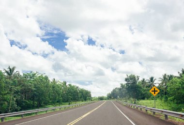 yol geçiş orman ve tepeler ile bulutlu gökyüzü arka plan üzerinde  