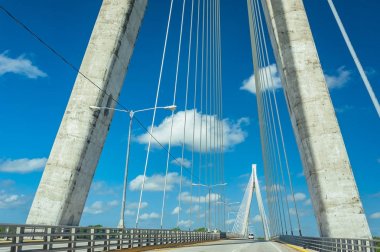 Harika beyaz köprü yapısı üzerinde açık mavi gökyüzü. Mauricio Baez Köprüsü, San Pedro de Macoris, Dominik Cumhuriyeti, yakın bir Askılı köprü en modern ve güzel köprüden biridir 